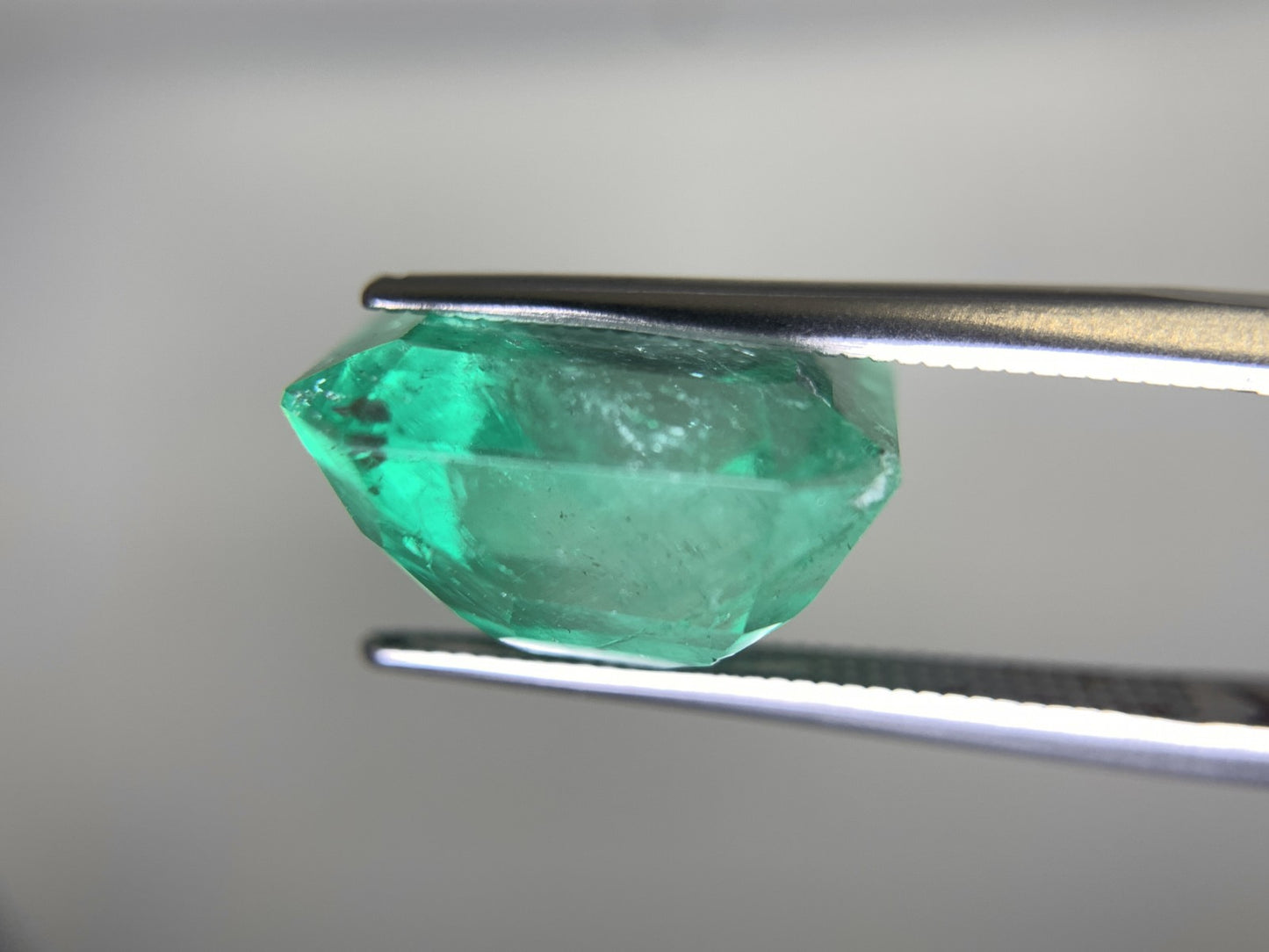 エメラルド 10.781ct 宝石ソーティング付き  Colombia 13.79㎜×12.92㎜×8.49㎜  ルース（ 裸石 ） 2956Y