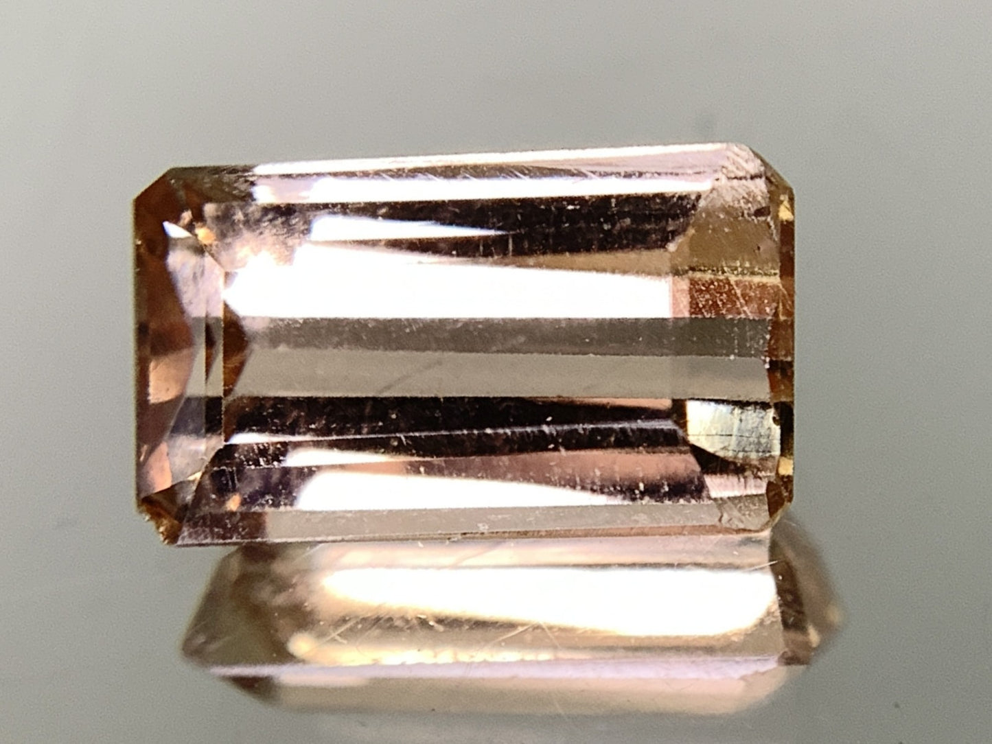 インペリアルトパーズ 1.968ct 宝石ソーティング付き  9.5㎜×5.4㎜×3.6㎜  ルース（ 裸石 ） 2982Y