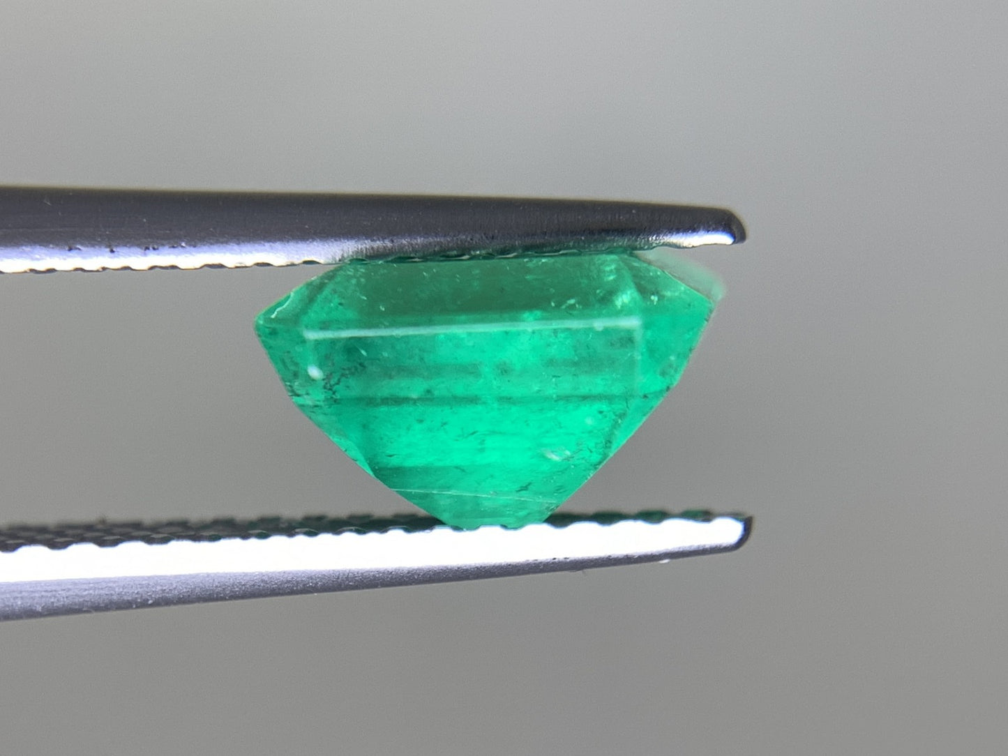 エメラルド 2.030ct 宝石ソーティング付き  8.20㎜×7.23㎜×5.18㎜  ルース（ 裸石 ） 2998Y