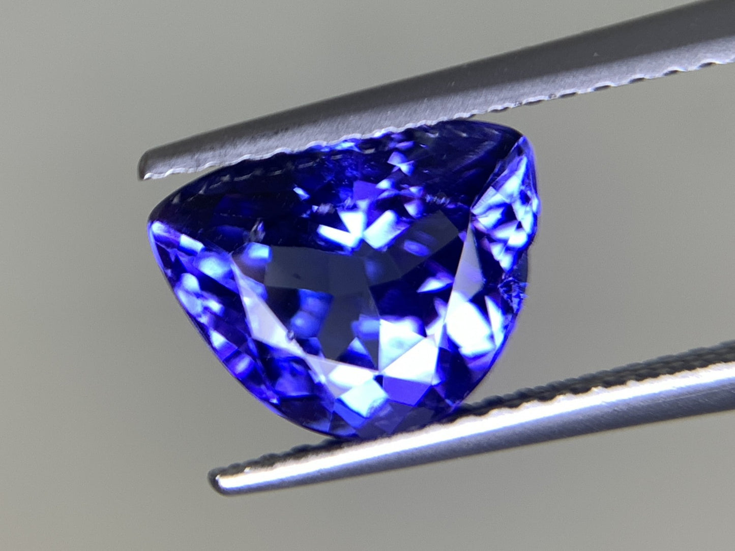 タンザナイト 2.862ct 宝石ソーティング付き  9.8㎜×7.8㎜×5.3㎜  ルース（ 裸石 ） 3012Y