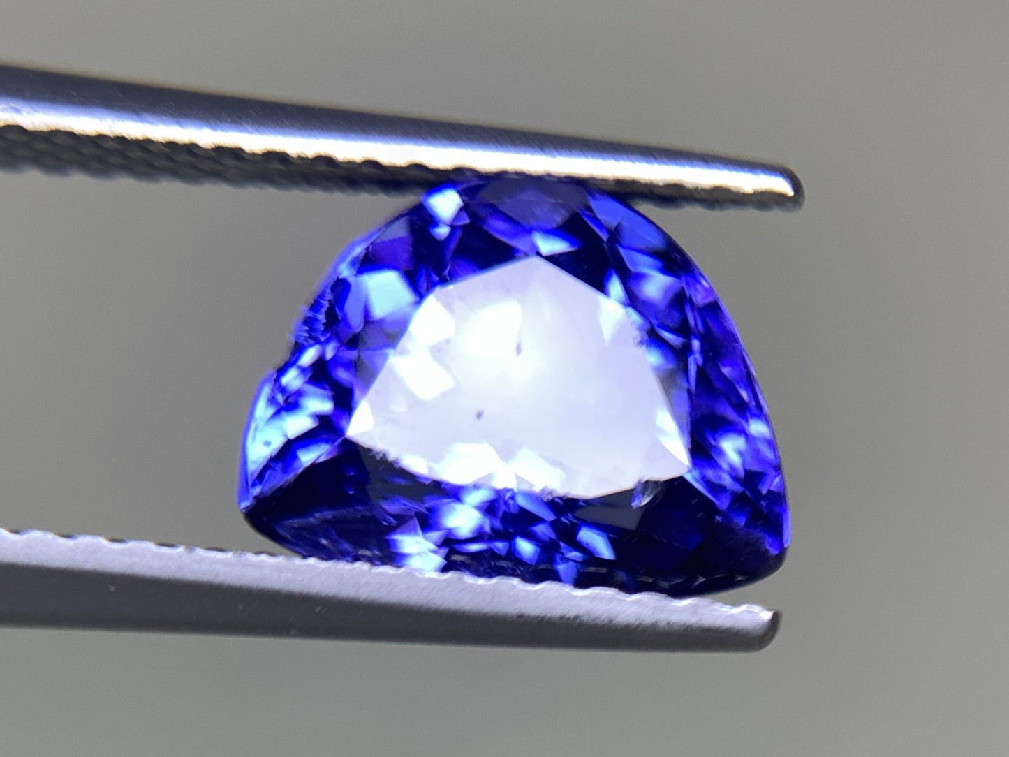 タンザナイト 2.862ct 宝石ソーティング付き  9.8㎜×7.8㎜×5.3㎜  ルース（ 裸石 ） 3012Y