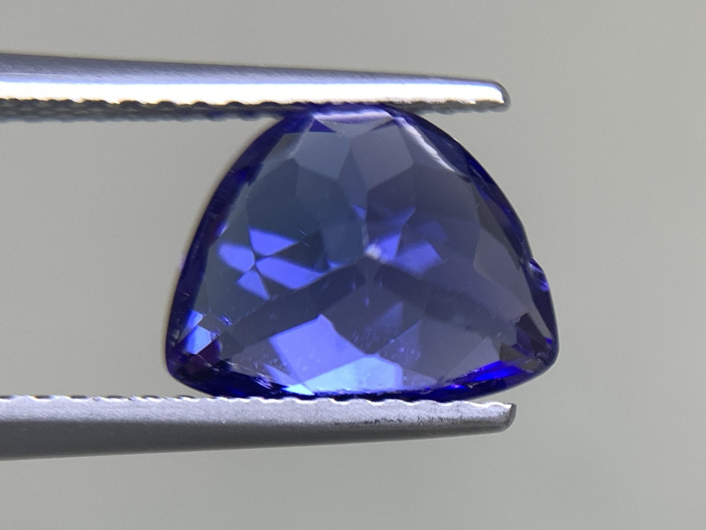 タンザナイト 2.862ct 宝石ソーティング付き  9.8㎜×7.8㎜×5.3㎜  ルース（ 裸石 ） 3012Y