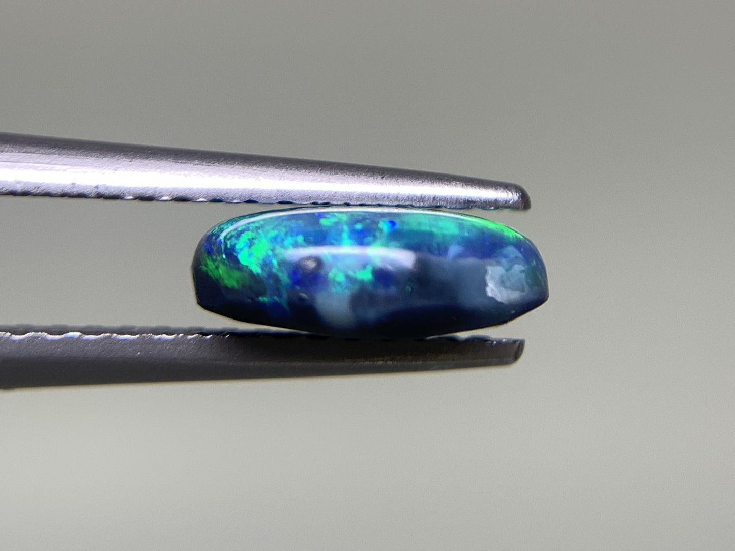 ブラックオパール 1.124ct 宝石ソーティング付き  8.9㎜×6.2㎜×3.1㎜  ルース（ 裸石 ） 3018Y
