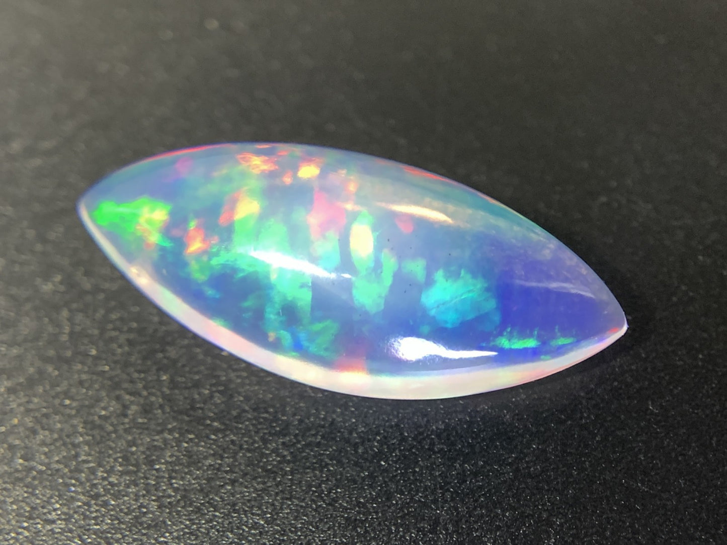 オパール 4.940ct 宝石ソーティング付き  21.3㎜×9.4㎜×5.3㎜  ルース（ 裸石 ） 3033Y