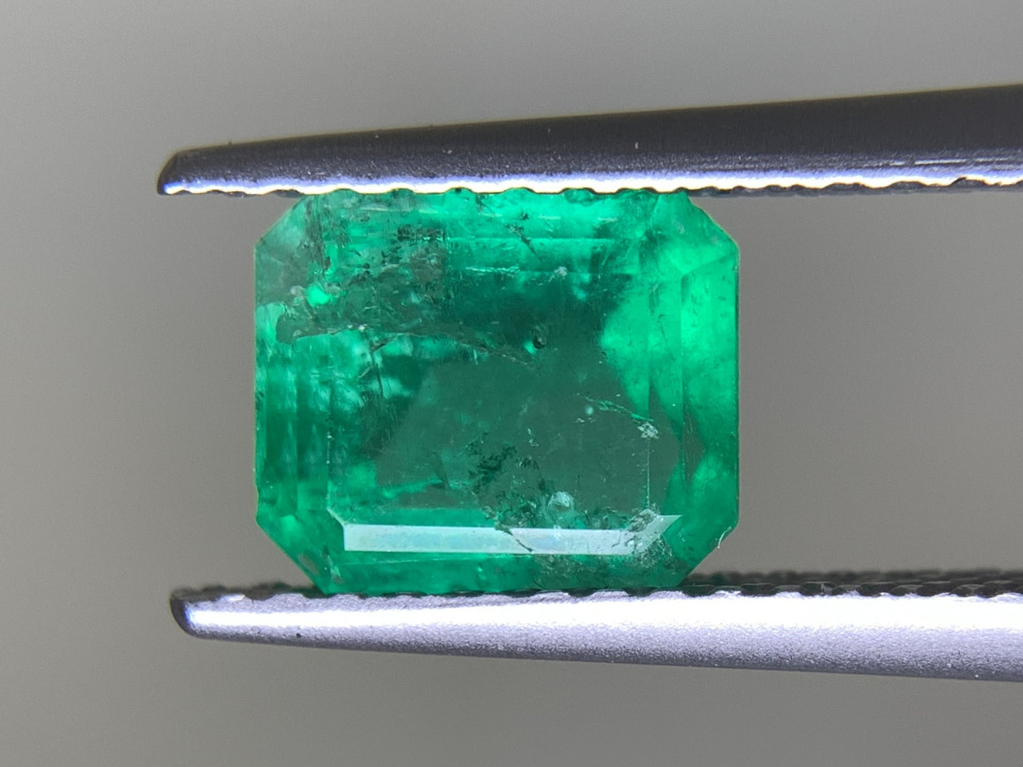 エメラルド 1.537ct 宝石ソーティング付き  7.18㎜×6.18㎜×4.46㎜  ルース（ 裸石 ） 3046Y