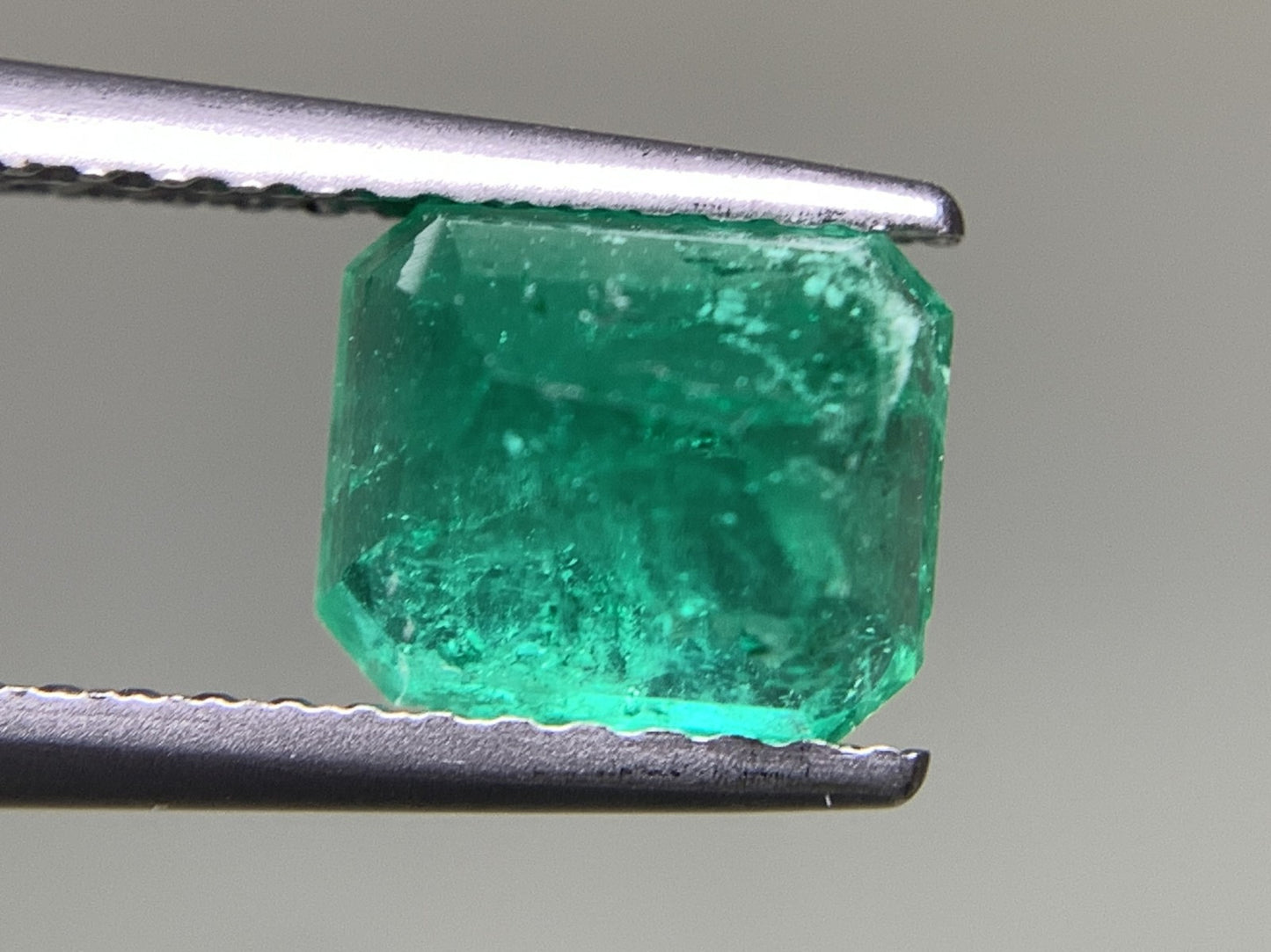 エメラルド 1.537ct 宝石ソーティング付き  7.18㎜×6.18㎜×4.46㎜  ルース（ 裸石 ） 3046Y