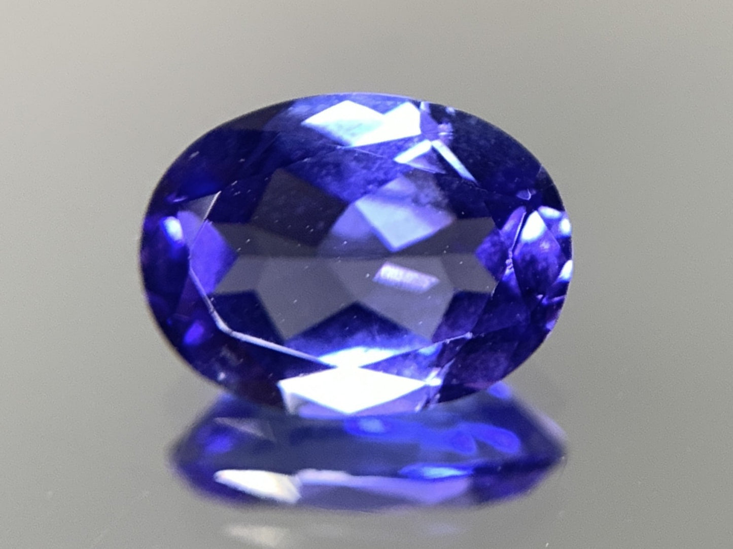 タンザナイト 1.867ct 宝石ソーティング付き  9.2㎜×6.8㎜×3.9㎜  ルース（ 裸石 ） 3076Y