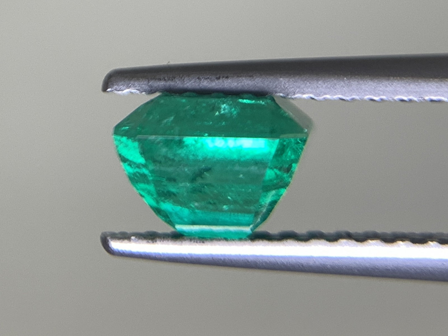 エメラルド  1.124ct  中央宝石ソーティング付き  5.87㎜×5.75㎜×4.52㎜  ルース（ 裸石 ） 3133Y