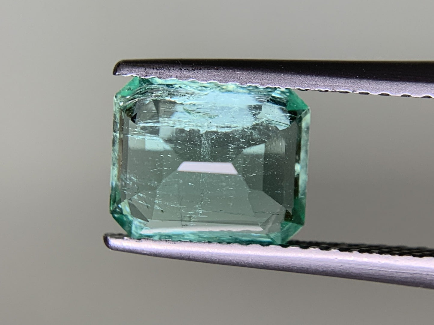 エメラルド  2.098ct  中央宝石ソーティング付き  8.54㎜×7.18㎜×4.62㎜  ルース（ 裸石 ） 3152Y