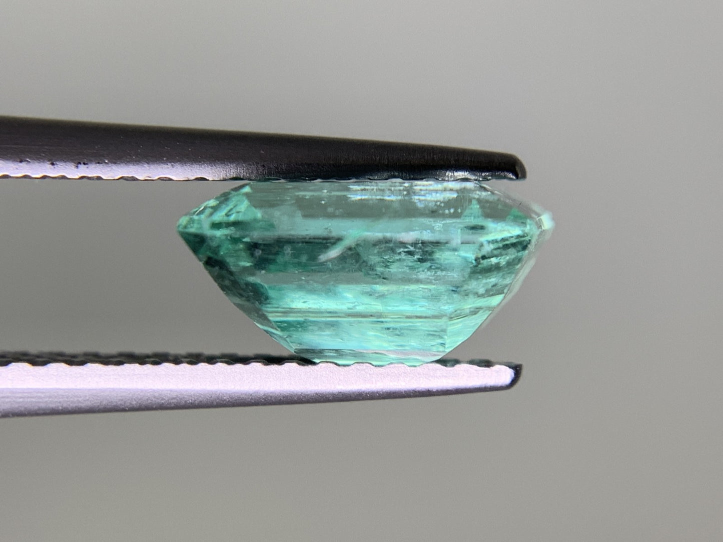 エメラルド  2.098ct  中央宝石ソーティング付き  8.54㎜×7.18㎜×4.62㎜  ルース（ 裸石 ） 3152Y