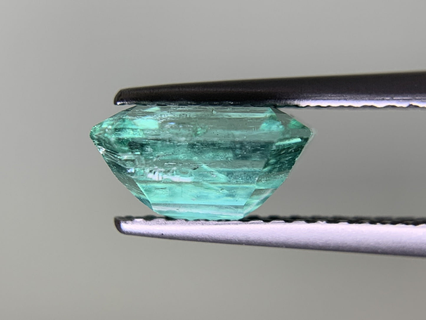 エメラルド  2.098ct  中央宝石ソーティング付き  8.54㎜×7.18㎜×4.62㎜  ルース（ 裸石 ） 3152Y