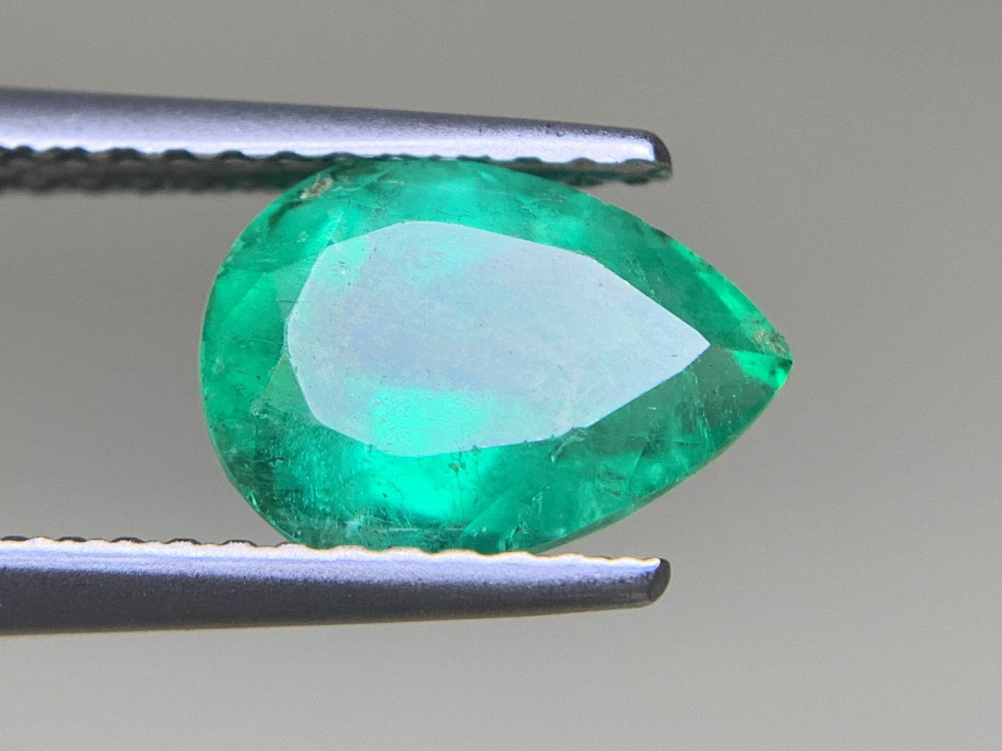 エメラルド  1.833ct  中央宝石ソーティング付き  9.39㎜×6.79㎜×5.31㎜  ルース（ 裸石 ） 3164Y