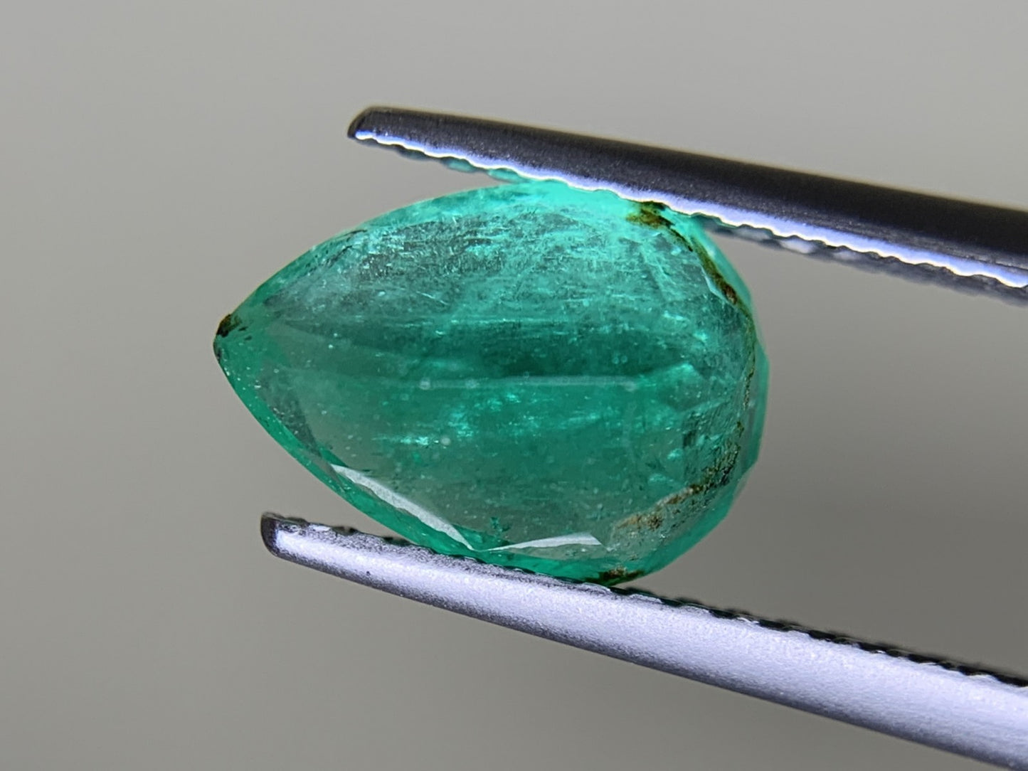エメラルド  1.833ct  中央宝石ソーティング付き  9.39㎜×6.79㎜×5.31㎜  ルース（ 裸石 ） 3164Y