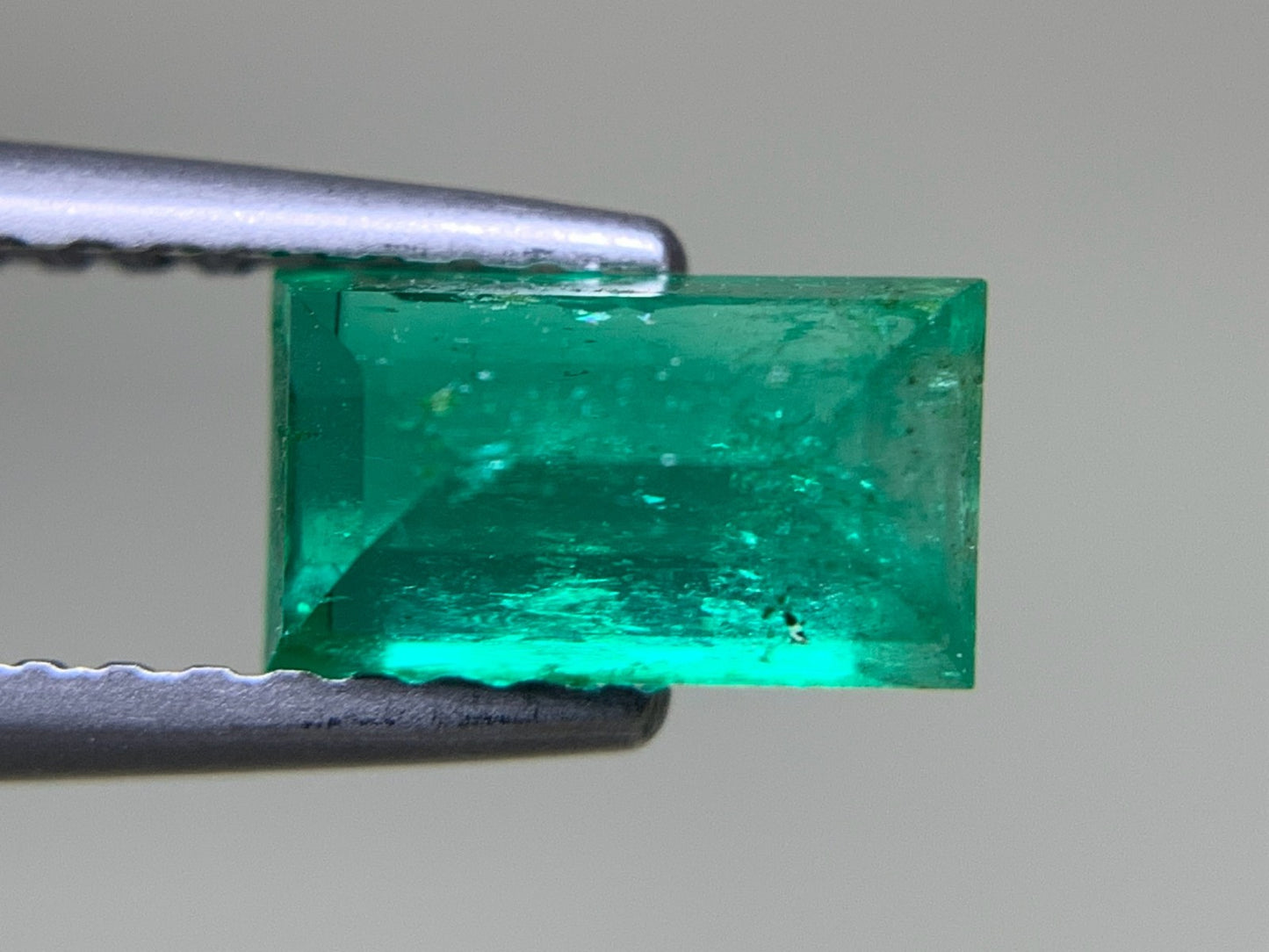 エメラルド  1.056ct  中央宝石ソーティング付き  7.47㎜×4.30㎜×3.86㎜  ルース（ 裸石 ） 3175Y
