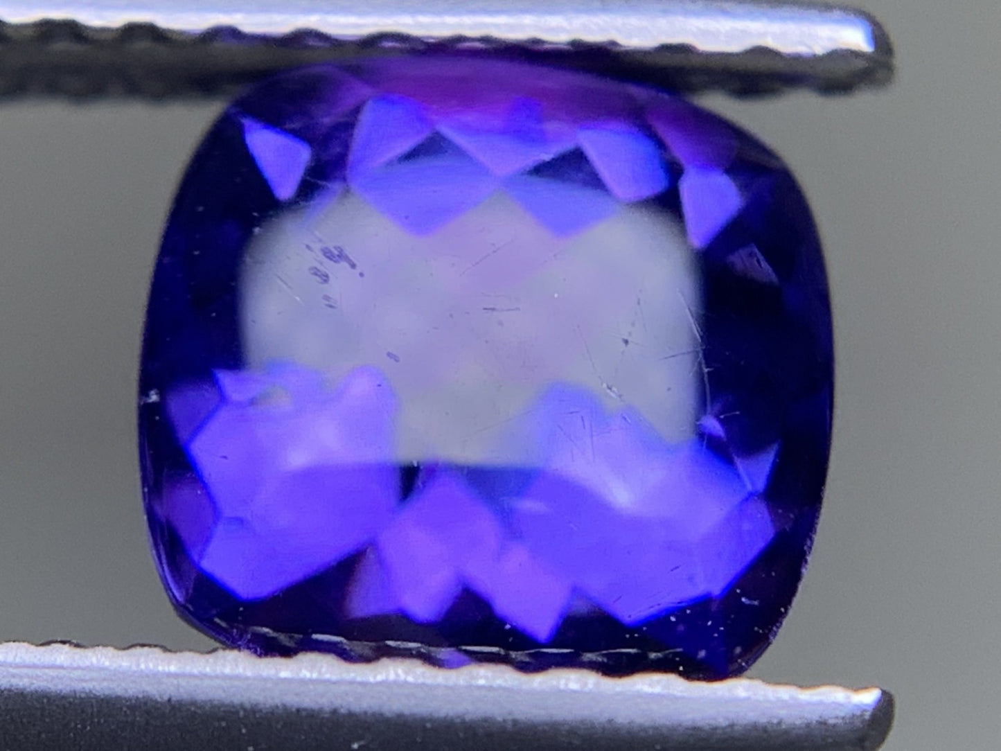 タンザナイト 1.763ct 宝石ソーティング付き  7.1㎜×7.1㎜×4.7㎜  ルース（ 裸石 ） 3176Y