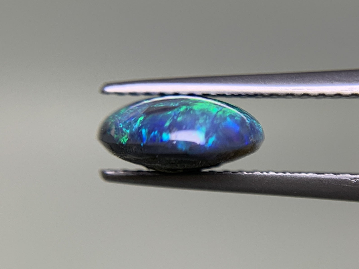 ブラックオパール 2.955ct 宝石ソーティング付き  12.7㎜×9.5㎜×4.4㎜  ルース（ 裸石 ） 3214Y