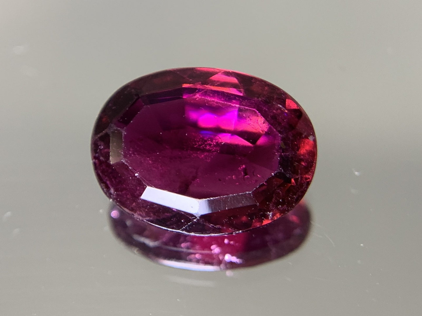 ルベライト（レッドトルマリン）  3.462ct  中央宝石ソーティング付き  12.27㎜×9.22㎜×4.41㎜  ルース（ 裸石 ） 3237Y