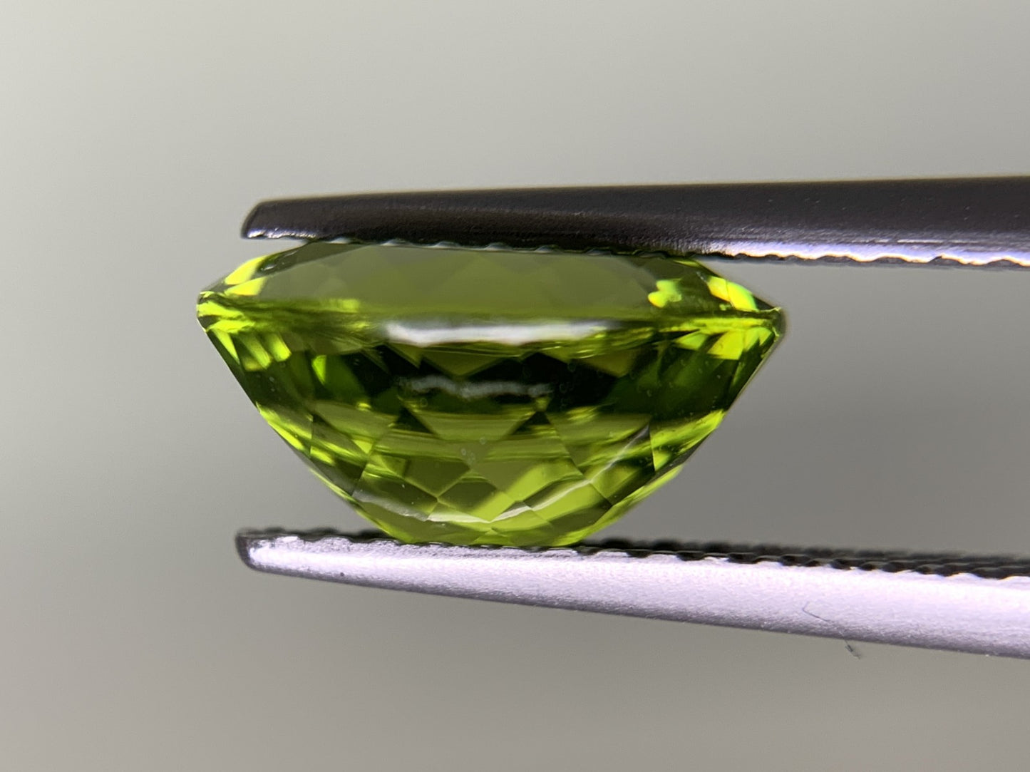 ペリドット 2.917ct 宝石ソーティング付き  10.0㎜×7.9㎜×5.1㎜  ルース（ 裸石 ） 3250Y