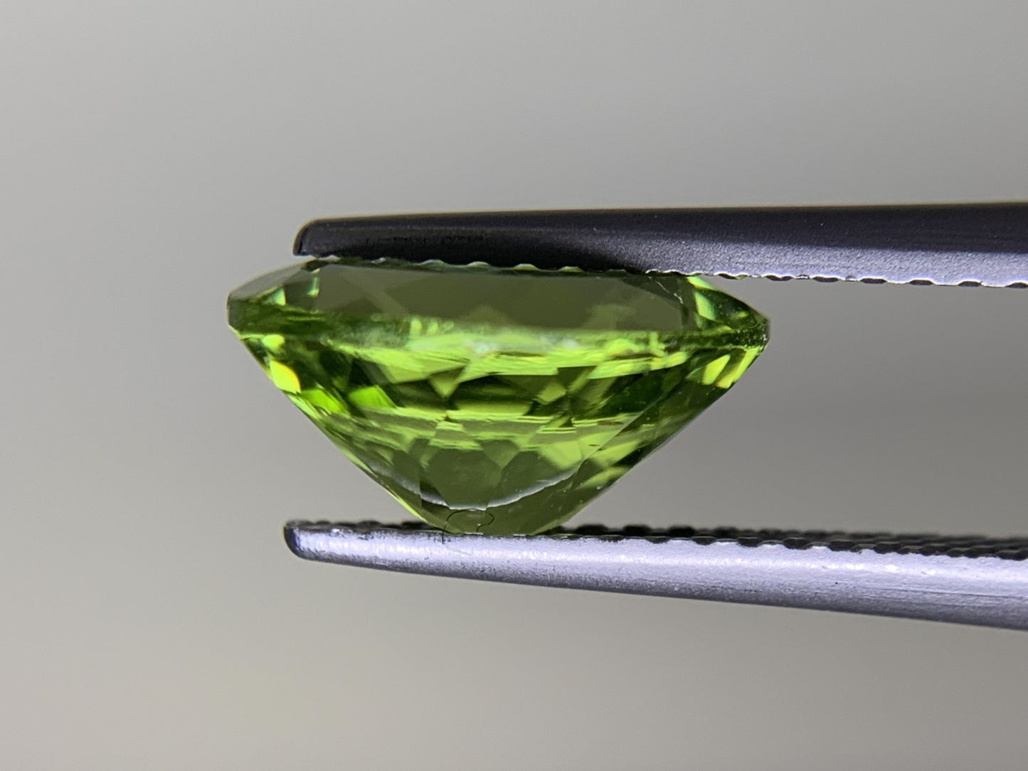 ペリドット 2.707ct 宝石ソーティング付き  10.1㎜×8.0㎜×5.1㎜  ルース（ 裸石 ） 3251Y