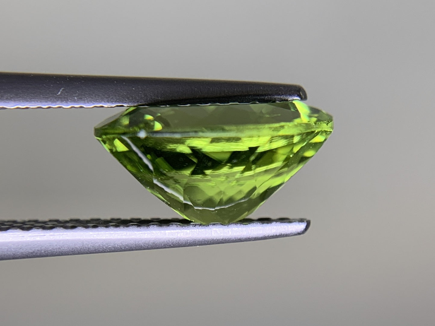 ペリドット 2.707ct 宝石ソーティング付き  10.1㎜×8.0㎜×5.1㎜  ルース（ 裸石 ） 3251Y