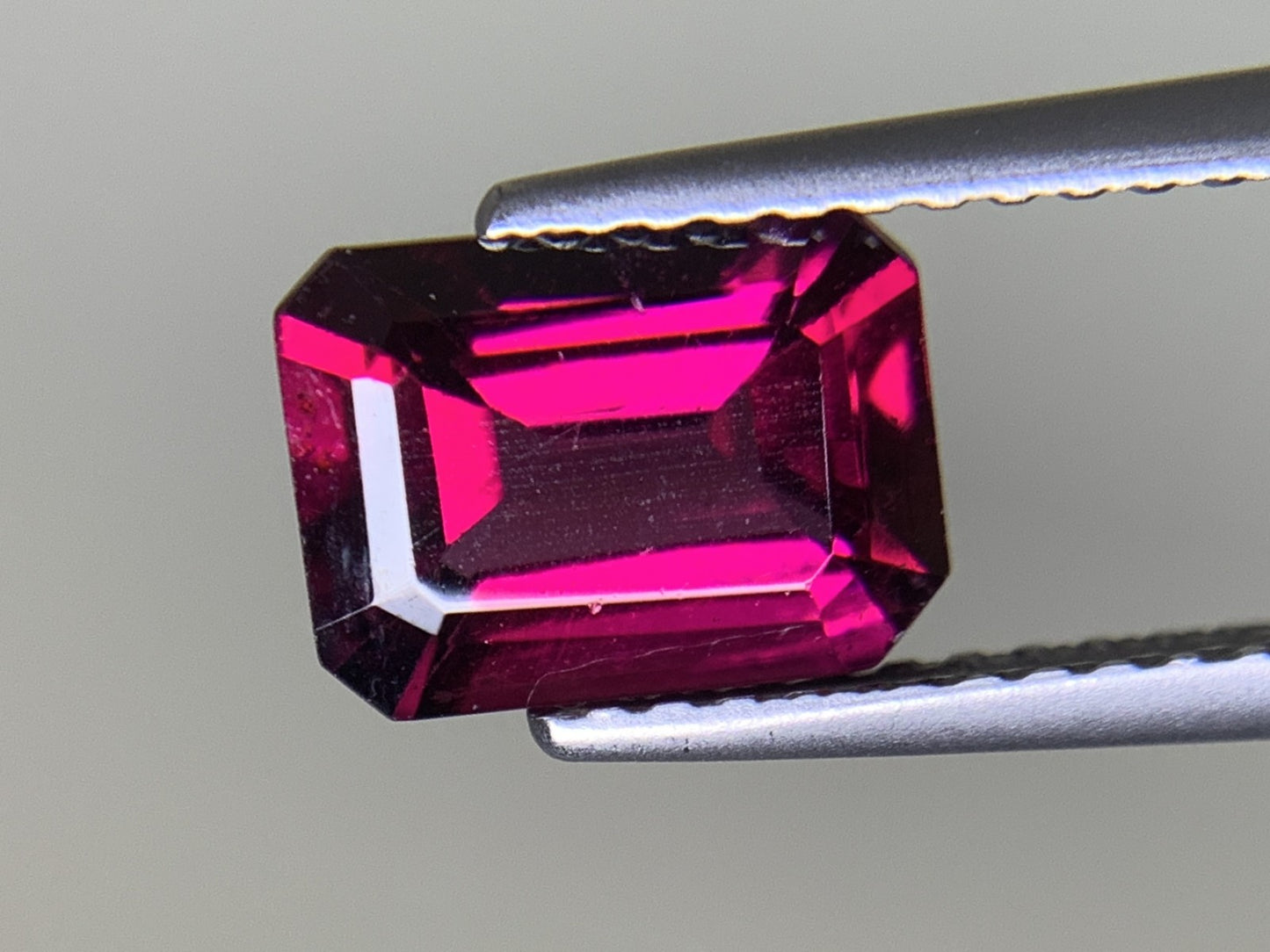 ロードライトガーネット 1.916ct 宝石ソーティング付き  7.9㎜×6.0㎜×3.8㎜  ルース（ 裸石 ） 3253Y