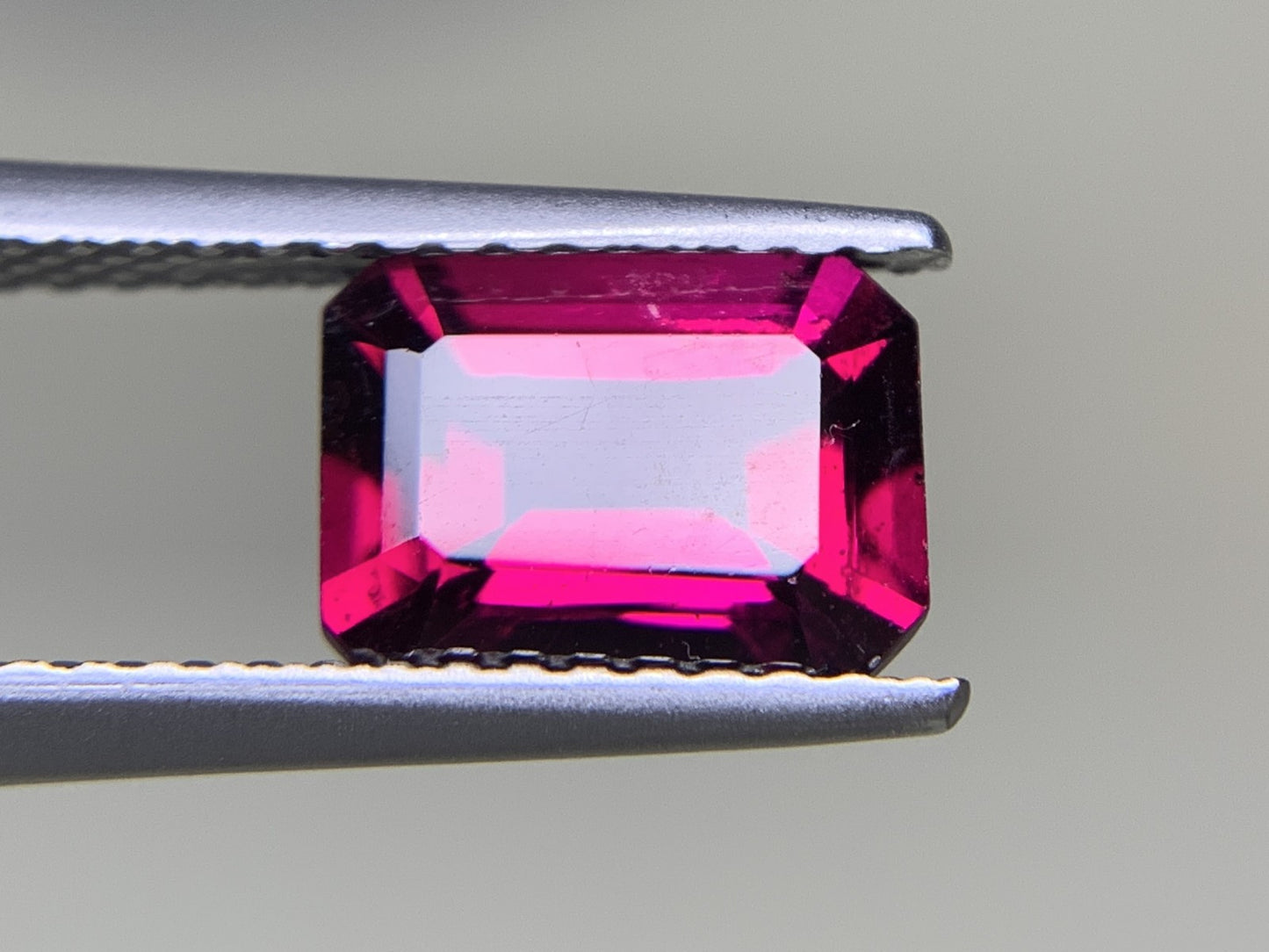 ロードライトガーネット 1.916ct 宝石ソーティング付き  7.9㎜×6.0㎜×3.8㎜  ルース（ 裸石 ） 3253Y