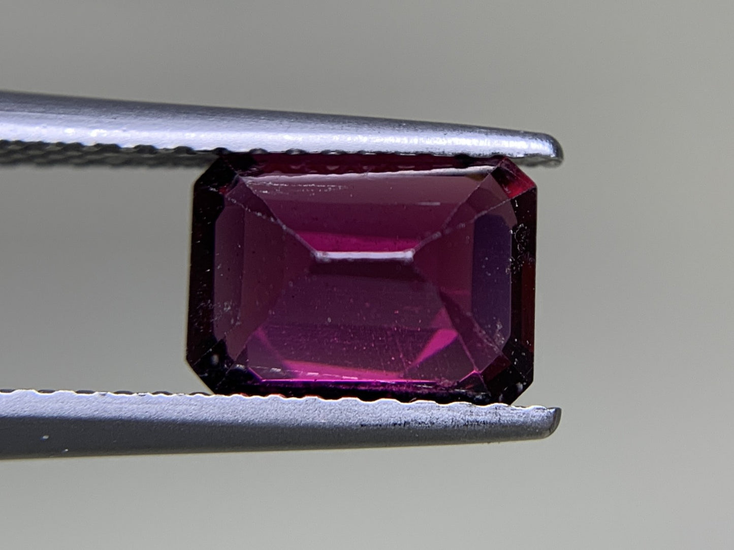 ロードライトガーネット 1.916ct 宝石ソーティング付き  7.9㎜×6.0㎜×3.8㎜  ルース（ 裸石 ） 3253Y