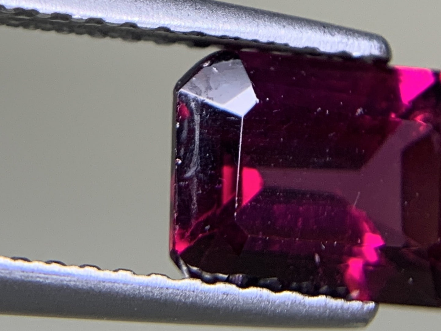 ロードライトガーネット 1.916ct 宝石ソーティング付き  7.9㎜×6.0㎜×3.8㎜  ルース（ 裸石 ） 3253Y