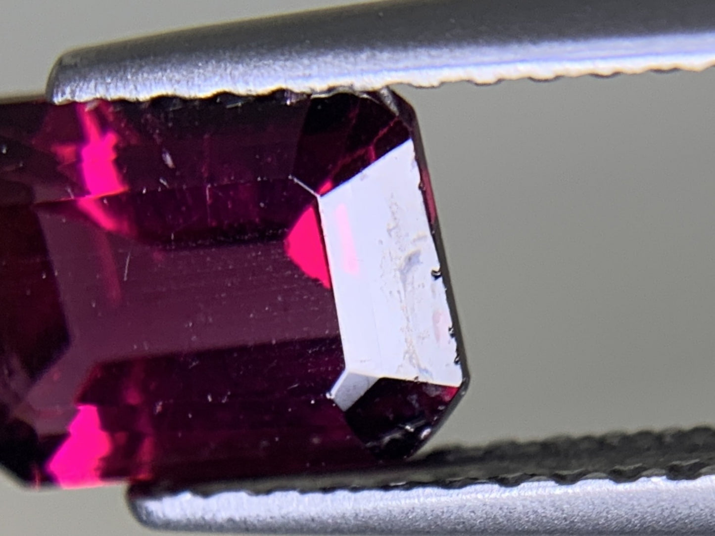 ロードライトガーネット 1.916ct 宝石ソーティング付き  7.9㎜×6.0㎜×3.8㎜  ルース（ 裸石 ） 3253Y