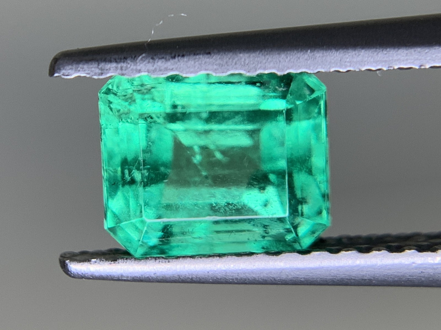 エメラルド  1.212ct  中央宝石ソーティング付き  6.55㎜×5.59㎜×4.55㎜  ルース（ 裸石 ） 3264Y