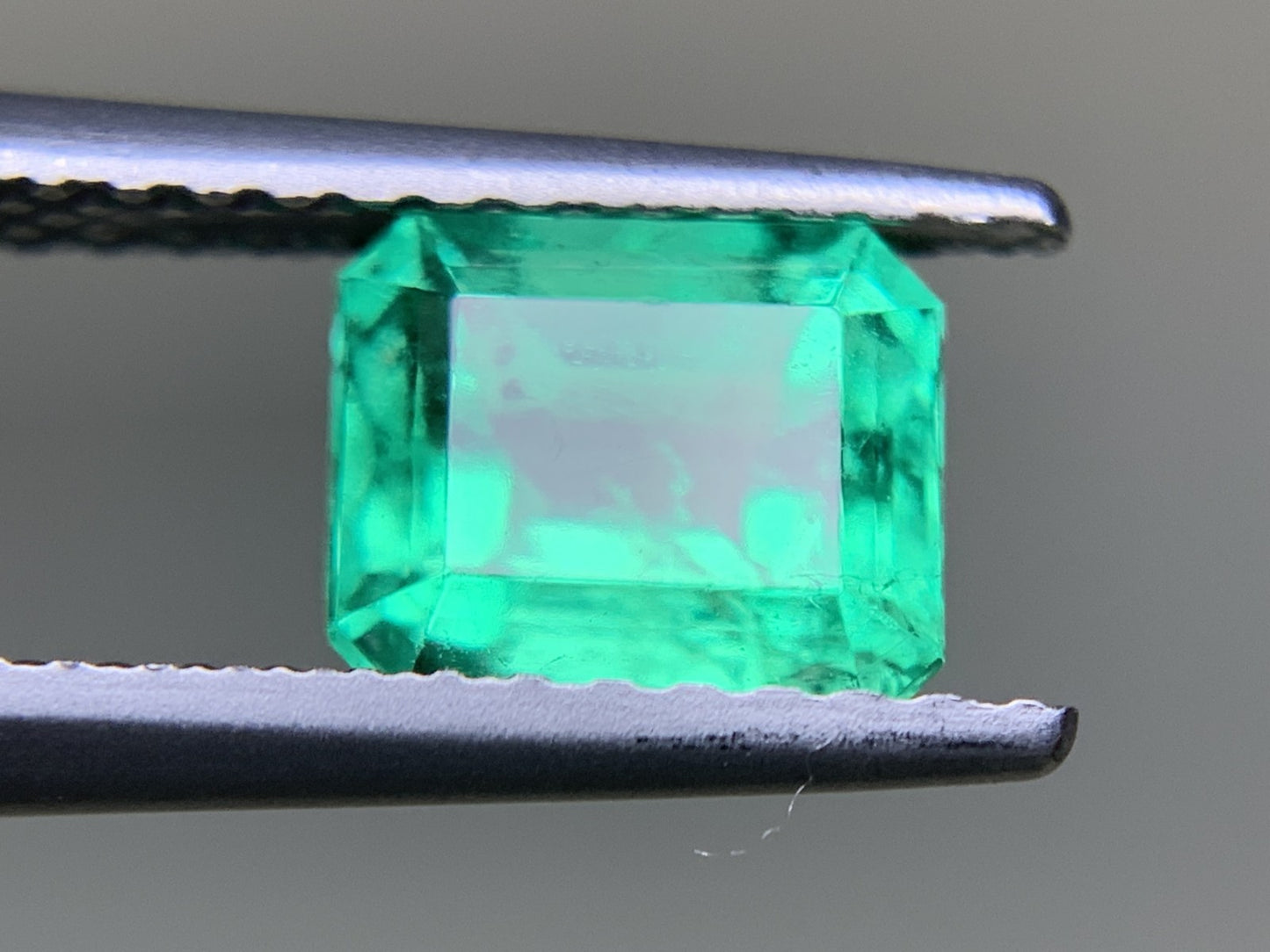 エメラルド  1.212ct  中央宝石ソーティング付き  6.55㎜×5.59㎜×4.55㎜  ルース（ 裸石 ） 3264Y