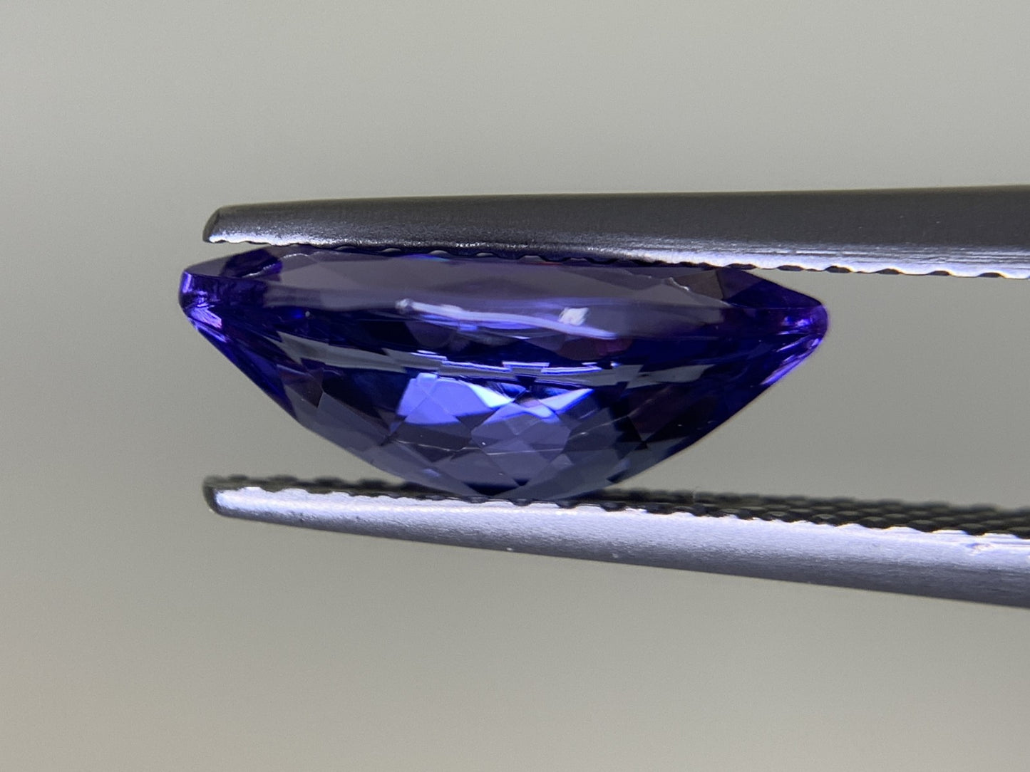 タンザナイト 2.103ct 宝石ソーティング付き  11.9㎜×6.1㎜×4.6㎜  ルース（ 裸石 ） 3278Y