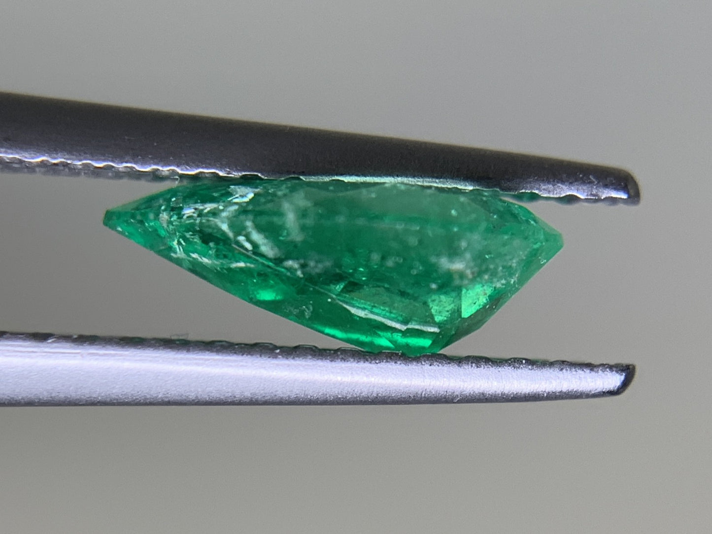 エメラルド  1.036ct  中央宝石ソーティング付き  9.43㎜×6.72㎜×3.47㎜  ルース（ 裸石 ） 3289Y