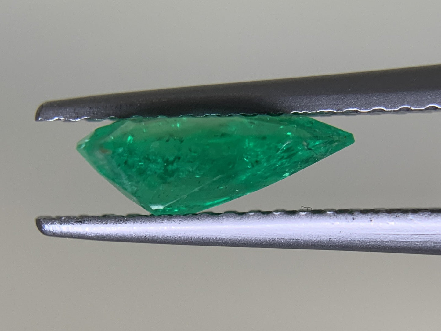 エメラルド  1.036ct  中央宝石ソーティング付き  9.43㎜×6.72㎜×3.47㎜  ルース（ 裸石 ） 3289Y
