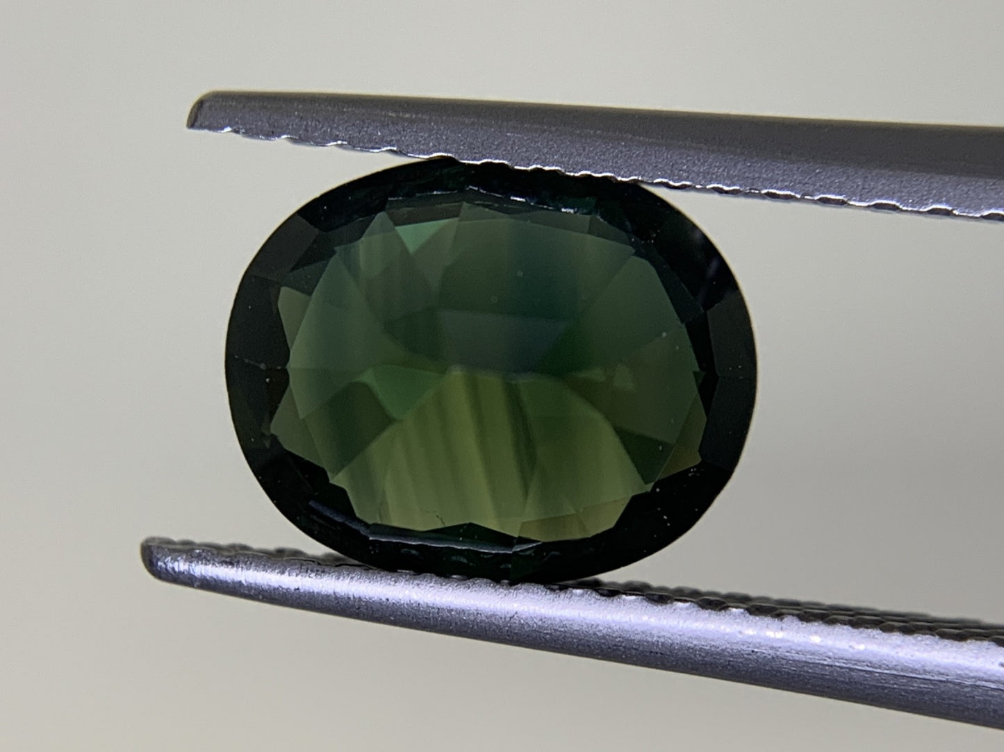 グリーンサファイア 2.297ct 宝石ソーティング付き  8.8㎜×7.1㎜×4.3㎜  ルース（ 裸石 ） 3290Y