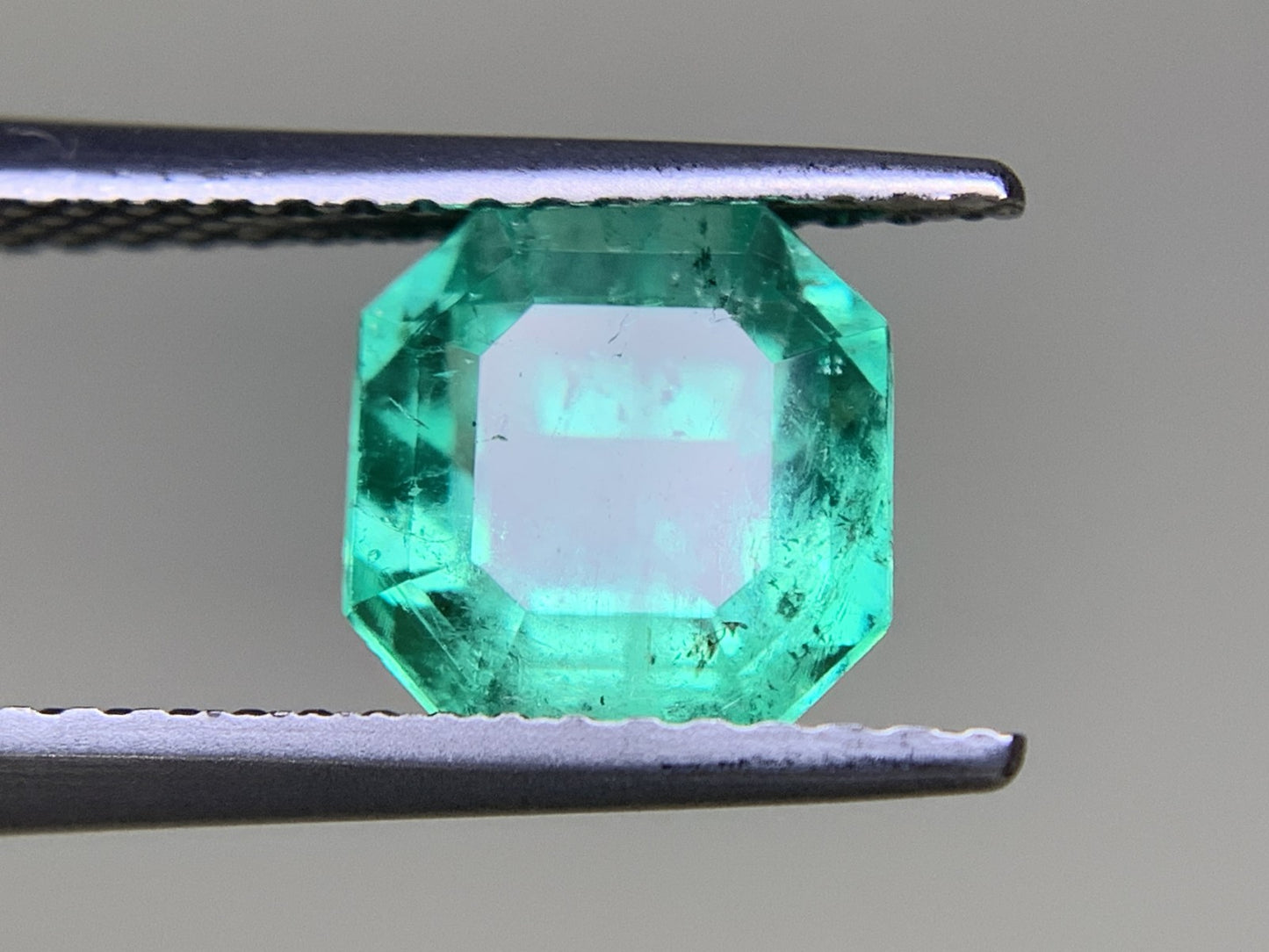 エメラルド  1.927ct  中央宝石ソーティング付き  7.33㎜×7.23㎜×5.46㎜  ルース（ 裸石 ） 3319Y