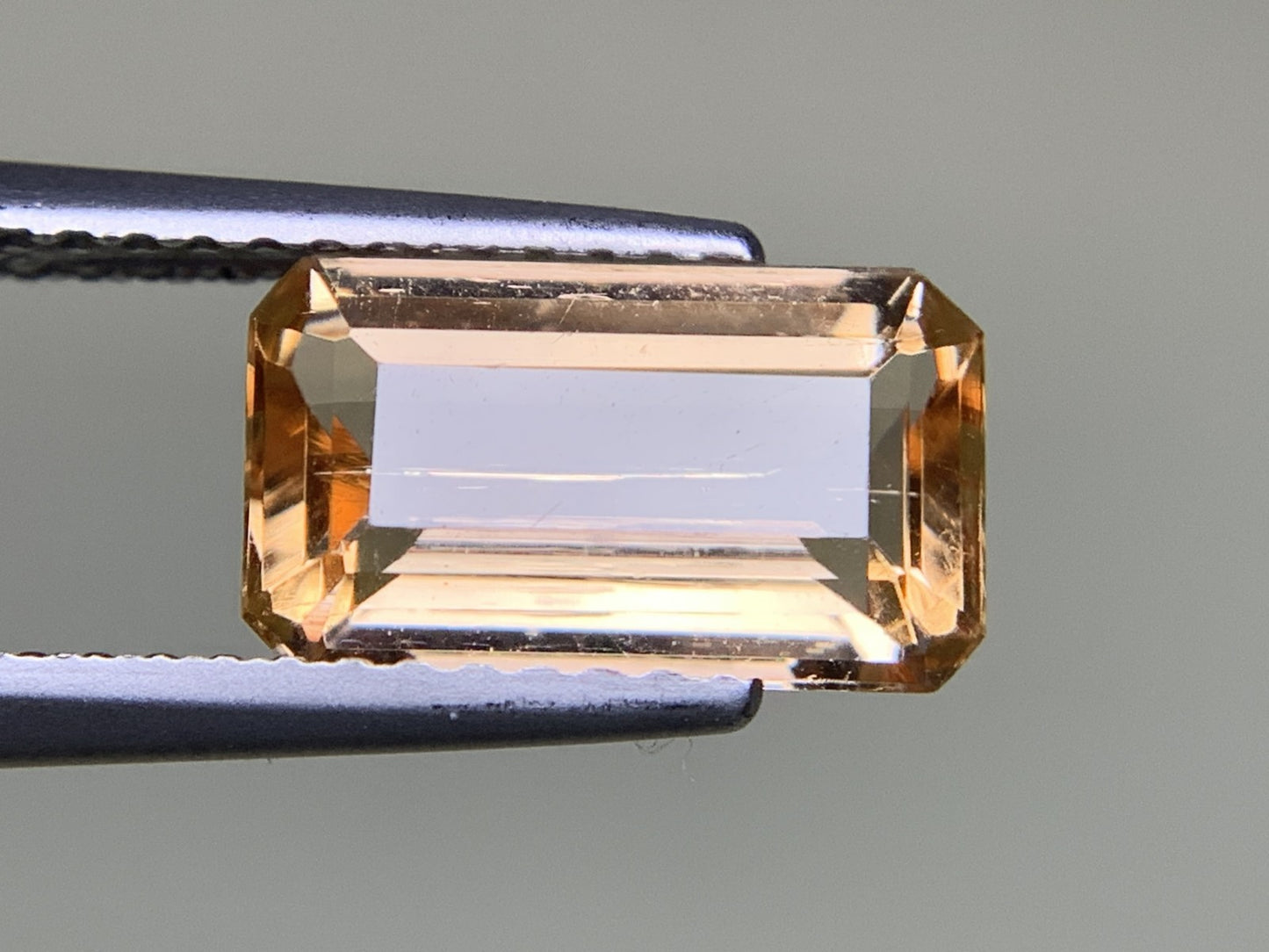 インペリアルトパーズ  2.453ct  中央宝石ソーティング付き  10.37㎜×6.09㎜×3.87㎜  ルース（ 裸石 ） 3326Y