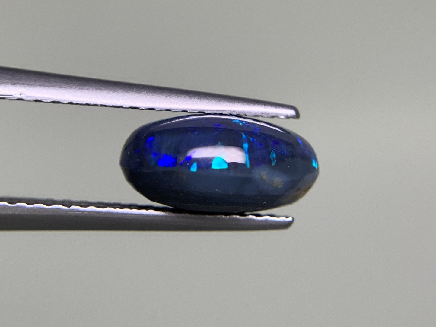 ブラックオパール  2.555ct  中央宝石ソーティング付き  10.5㎜×8.1㎜×5.1㎜  ルース（ 裸石 ） 3437Y