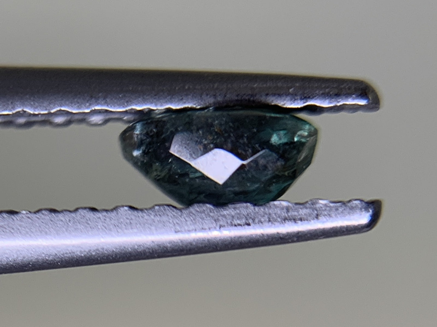 アレキサンドライト  0.306ct  中央宝石ソーティング付き  4.73㎜×3.32㎜×2.38㎜  ルース（ 裸石 ） 3440Y