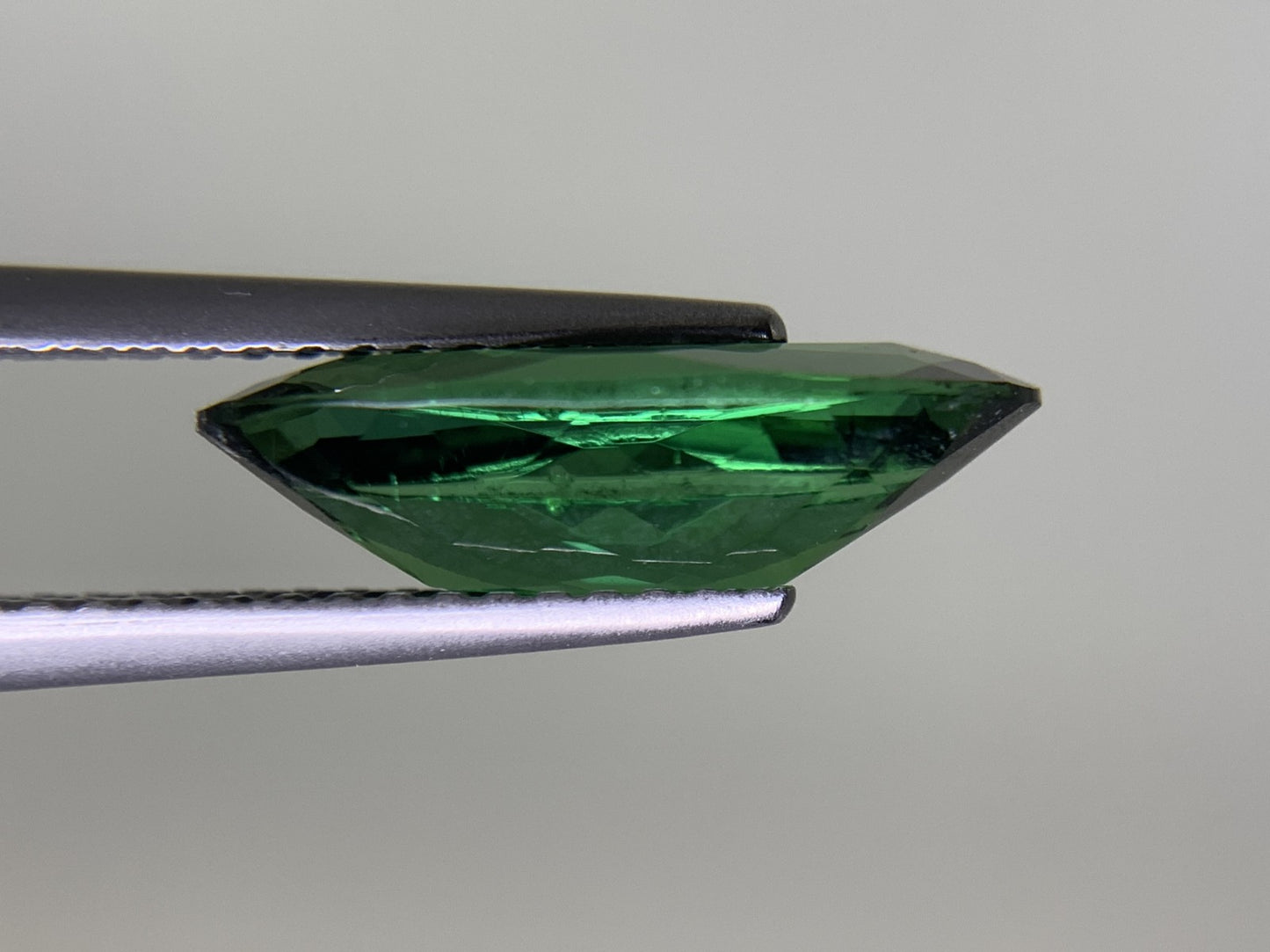 グリーントルマリン 2.404ct 宝石ソーティング付き  14.2㎜×6.0㎜×4.2㎜  ルース（ 裸石 ） 3451Y