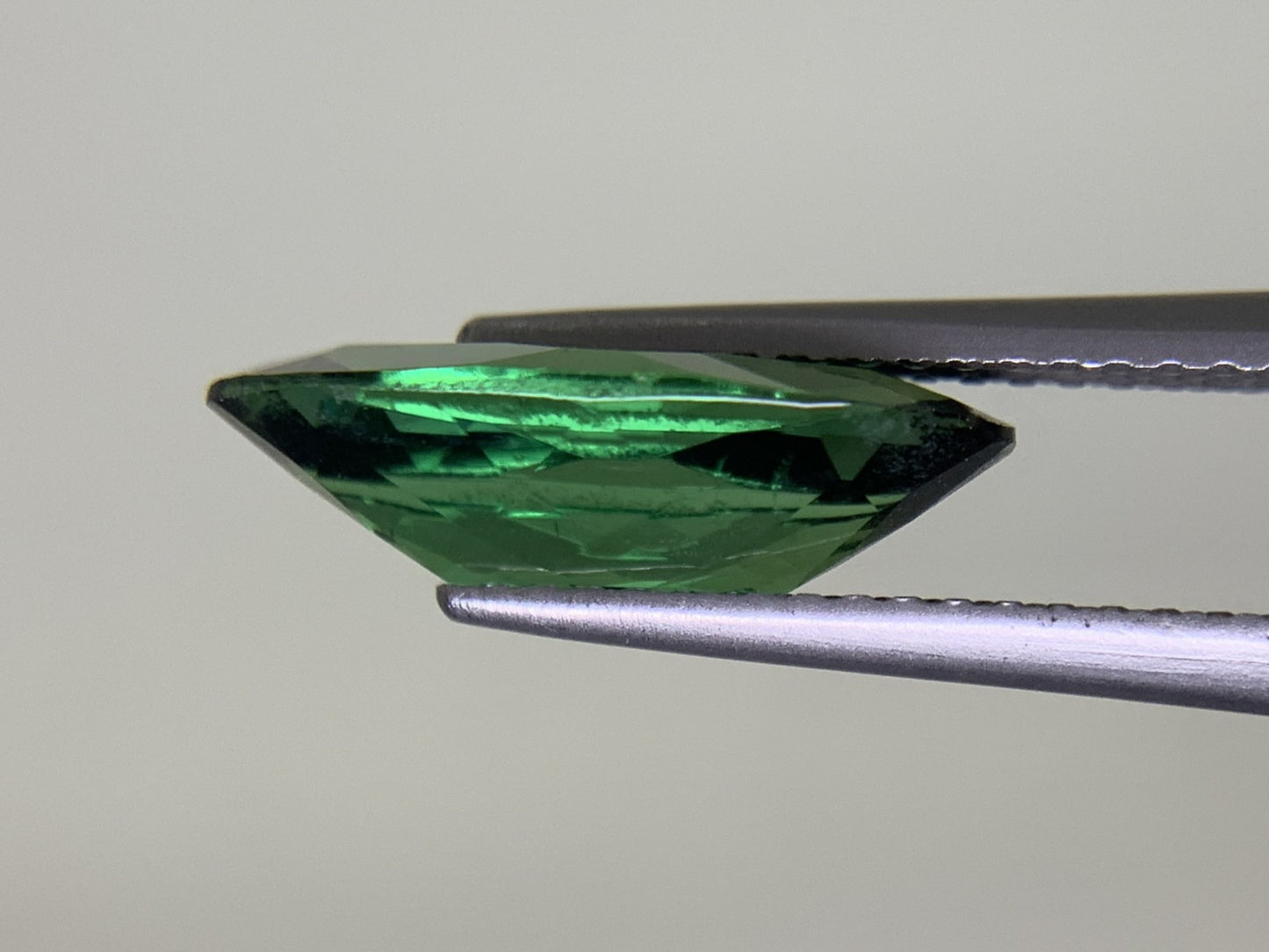 グリーントルマリン 2.404ct 宝石ソーティング付き  14.2㎜×6.0㎜×4.2㎜  ルース（ 裸石 ） 3451Y