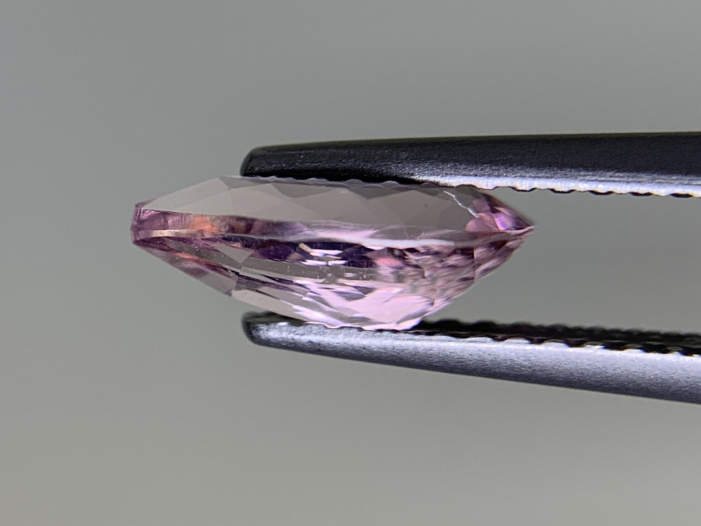 モルガナイト 0.936ct 宝石ソーティング付き  9.9㎜×5.3㎜×3.5㎜  ルース（ 裸石 ） 3520Y