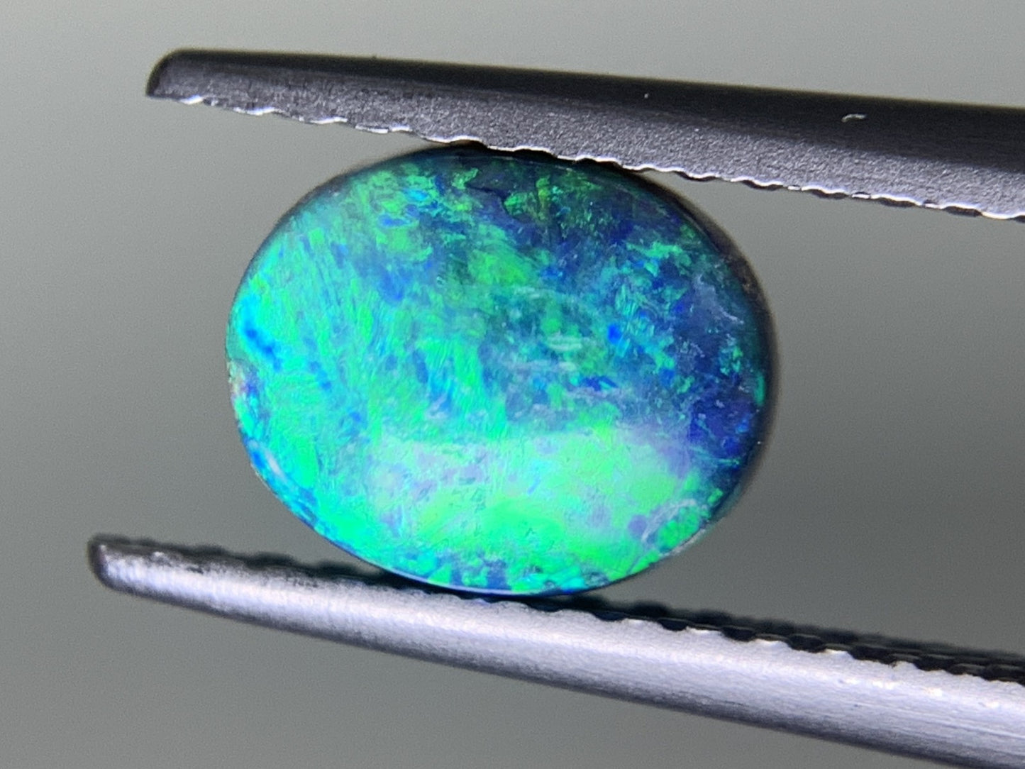 ブラックオパール 0.934ct 宝石ソーティング付き  7.3㎜×5.9㎜×3.5㎜  ルース（ 裸石 ） 3535Y