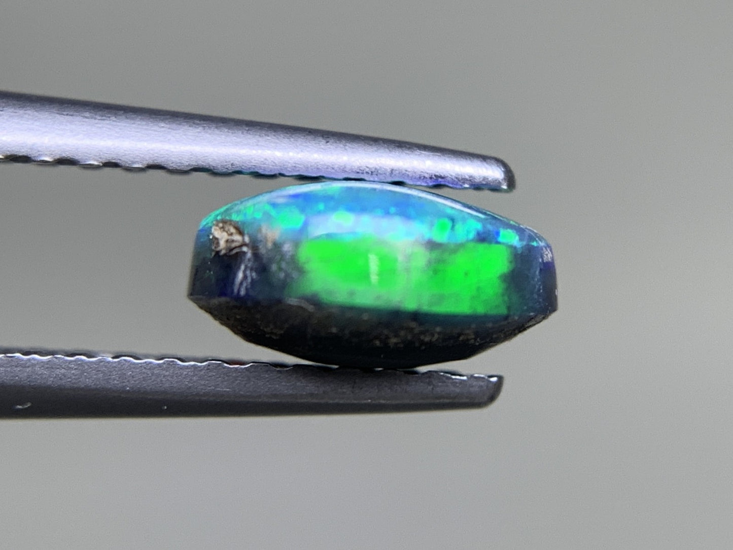 ブラックオパール 0.934ct 宝石ソーティング付き  7.3㎜×5.9㎜×3.5㎜  ルース（ 裸石 ） 3535Y