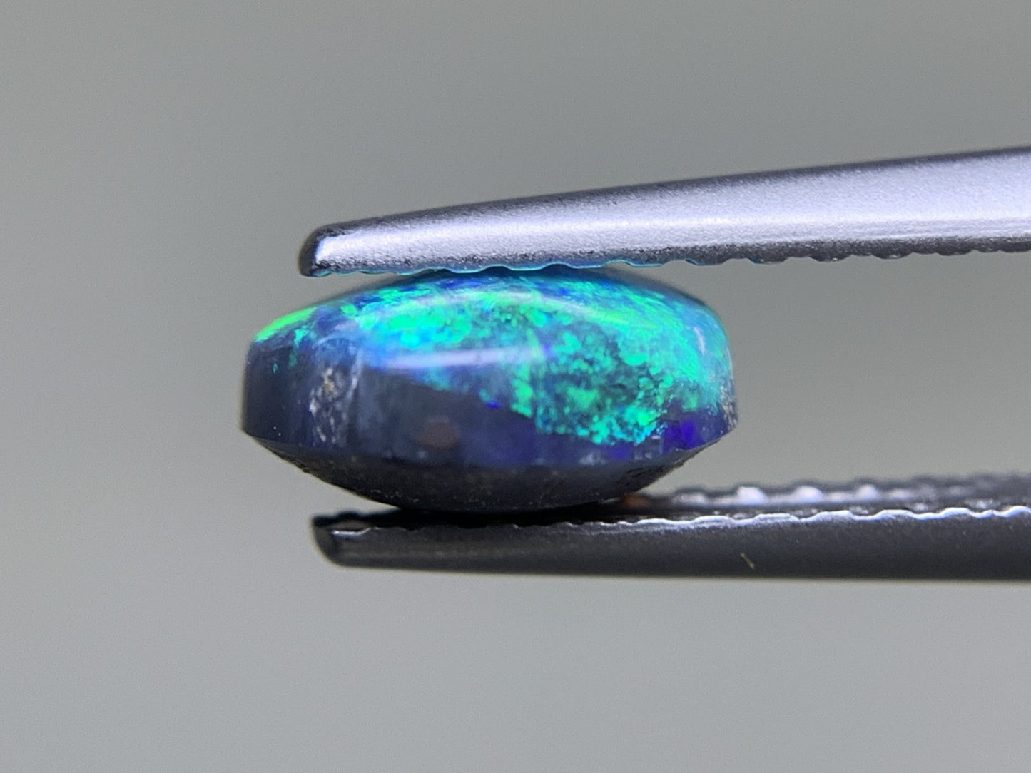 ブラックオパール 0.934ct 宝石ソーティング付き  7.3㎜×5.9㎜×3.5㎜  ルース（ 裸石 ） 3535Y