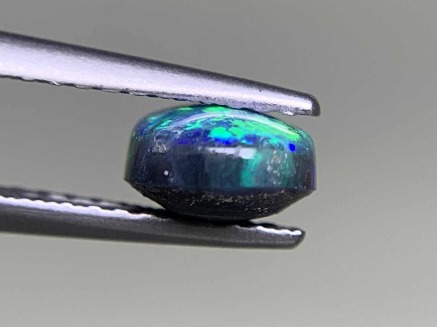 ブラックオパール 0.934ct 宝石ソーティング付き  7.3㎜×5.9㎜×3.5㎜  ルース（ 裸石 ） 3535Y