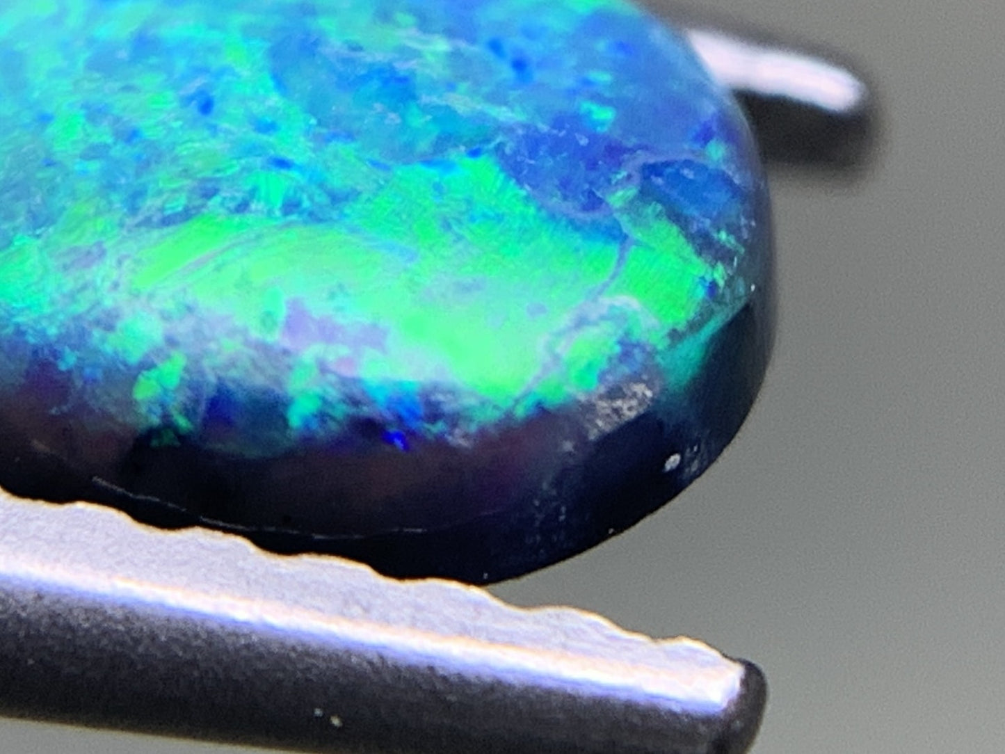 ブラックオパール 0.934ct 宝石ソーティング付き  7.3㎜×5.9㎜×3.5㎜  ルース（ 裸石 ） 3535Y