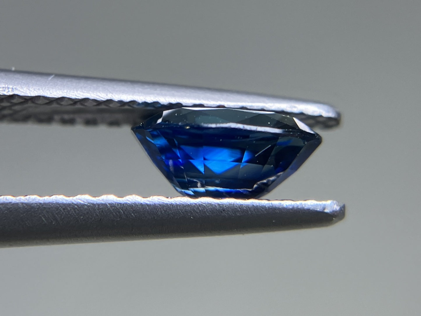 サファイア 1.08ct AIGS鑑別書付き ロイヤルブルー  7.01㎜×5.24㎜×3.62㎜ ルース（ 裸石 ） 3542YY