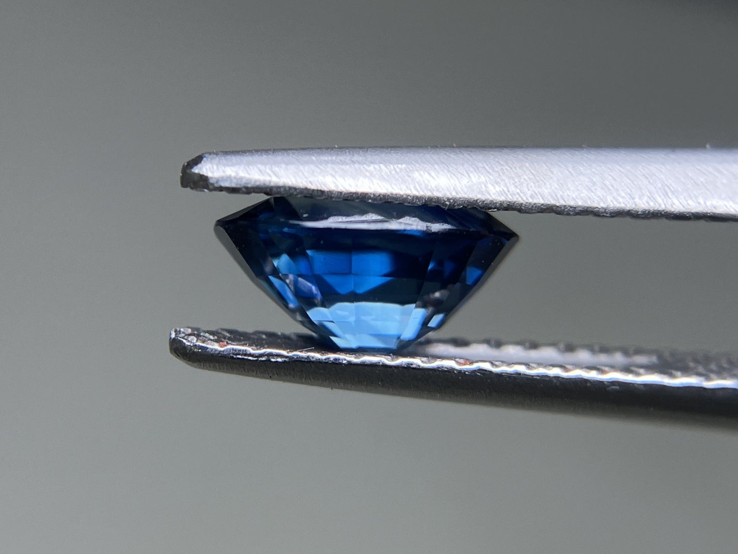 サファイア 1.08ct AIGS鑑別書付き ロイヤルブルー  7.01㎜×5.24㎜×3.62㎜ ルース（ 裸石 ） 3542YY