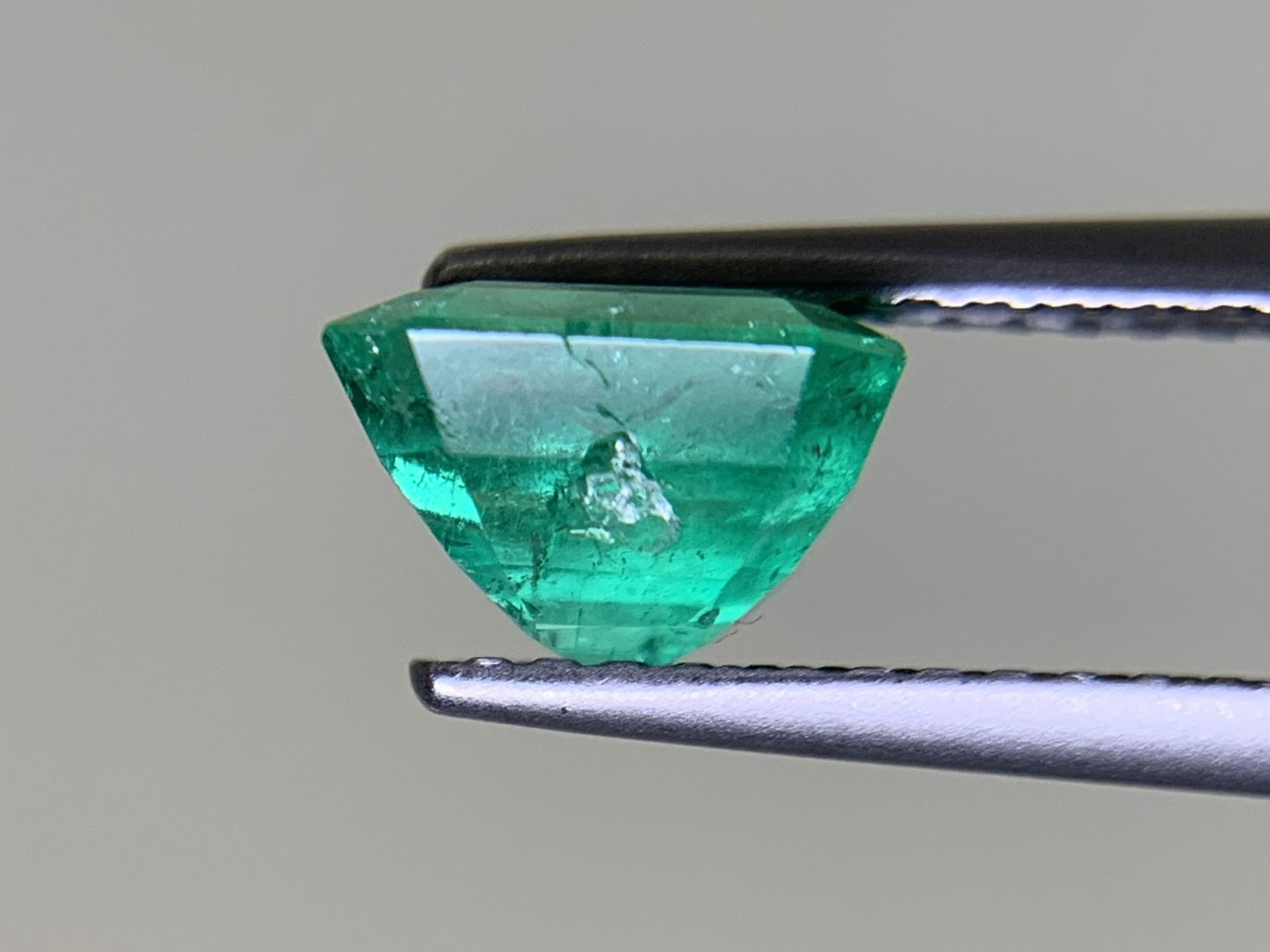 エメラルド 1.409ct 宝石ソーティング付き  6.9㎜×6.5㎜×4.6㎜  ルース（ 裸石 ） 3555Y